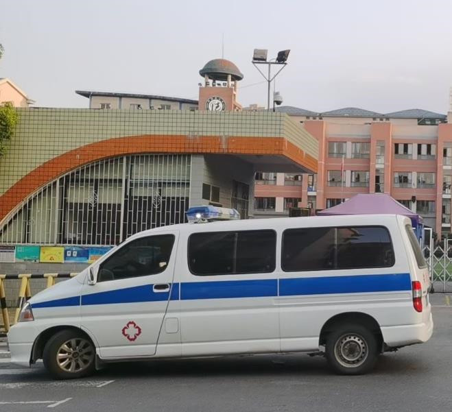 盘龙救护车出租护送骨折病人一公里多少钱